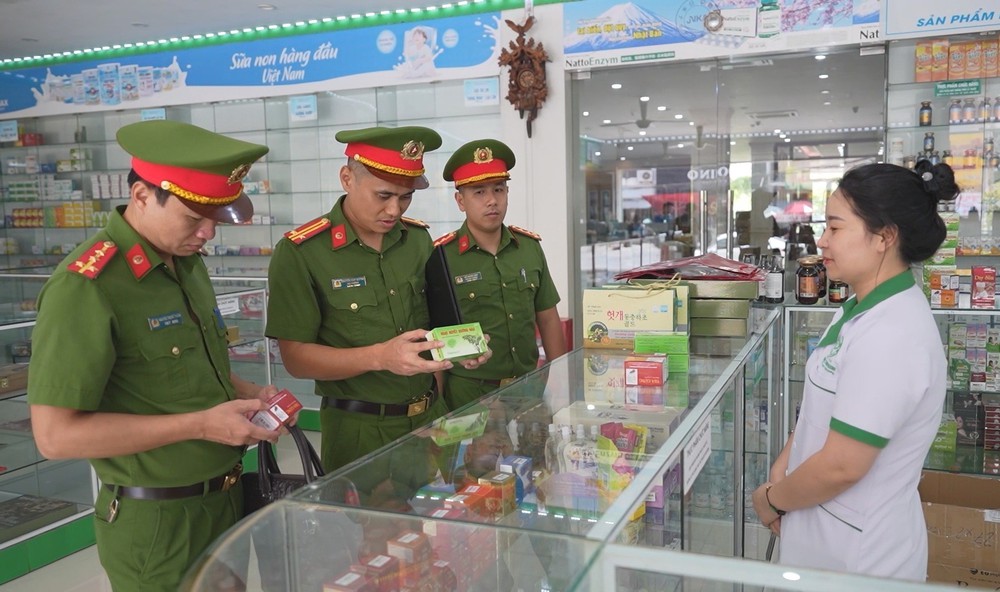 BÌNH LUẬN: Chống buôn lậu, hàng giả - cuộc “tổng vệ sinh” cần lặp lại mỗi ngày - Ảnh 1.