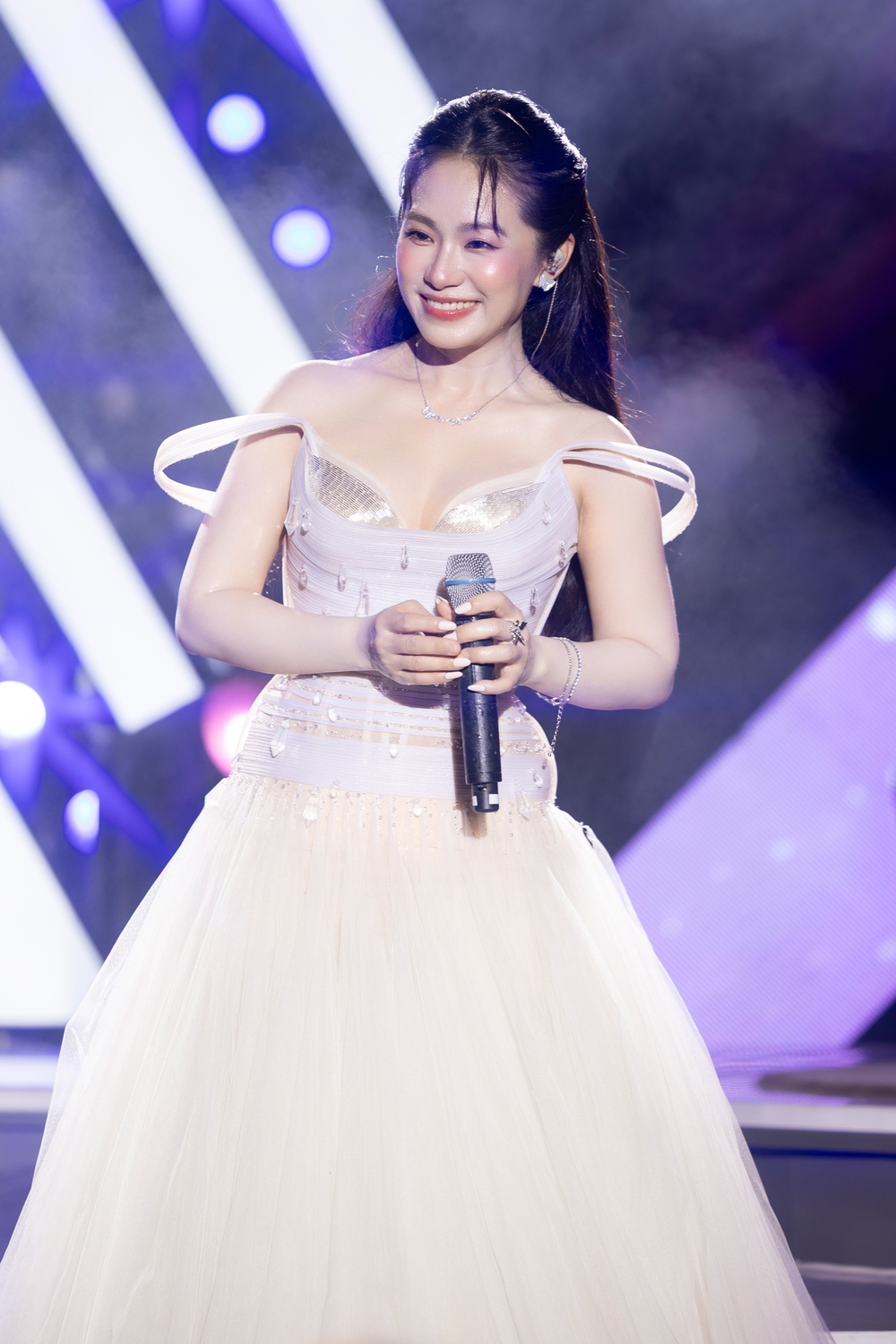 Đắm chìm trong những giai điệu gợi nhớ thanh xuân với Lương Bích Hữu - Ảnh 3.
