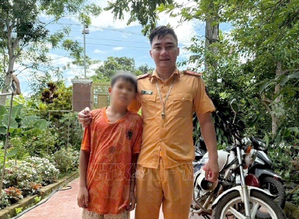 Chiến sĩ Cảnh sát giao thông lao xuống sông chảy xiết cứu nam sinh đuối nước - Ảnh 1.
