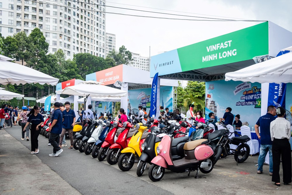 Người dân hào hứng sắm xe máy VinFast trong ngày hội &quot;đổi xăng lấy điện&quot; tại TP.HCM - Ảnh 1.