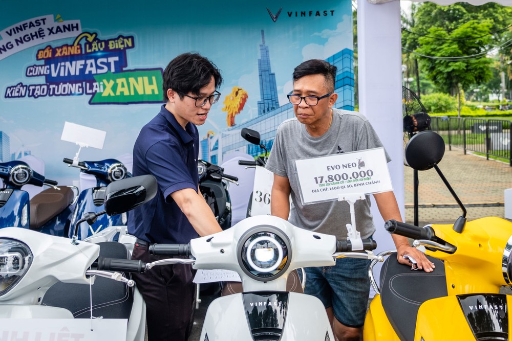 Người dân hào hứng sắm xe máy VinFast trong ngày hội &quot;đổi xăng lấy điện&quot; tại TP.HCM - Ảnh 2.