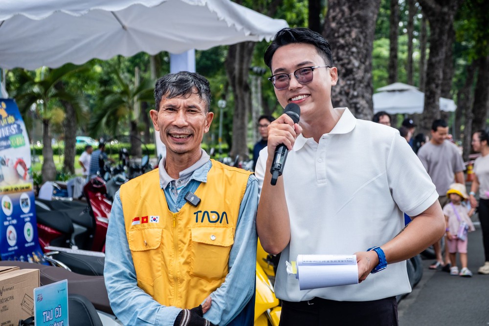 Người dân hào hứng sắm xe máy VinFast trong ngày hội &quot;đổi xăng lấy điện&quot; tại TP.HCM - Ảnh 4.