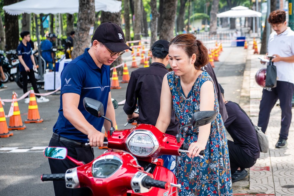 Người dân hào hứng sắm xe máy VinFast trong ngày hội &quot;đổi xăng lấy điện&quot; tại TP.HCM - Ảnh 5.