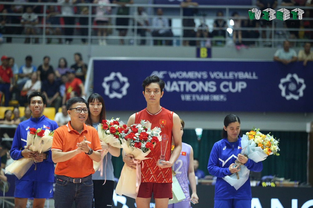 Kết thúc AVC Nations Cup 2025, Bích Tuyền được bầu chọn là “Cầu thủ xuất sắc nhất” và “đối chuyền xuất sắc nhất”