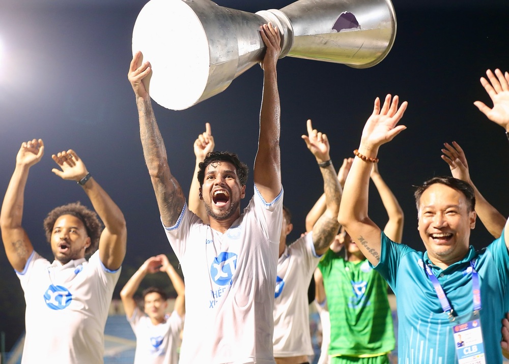 Cầu thủ Nam Định nâng cúp ‘giả’ ăn mừng chức vô địch V-League mùa thứ 2 liên tiếp - Ảnh 1.