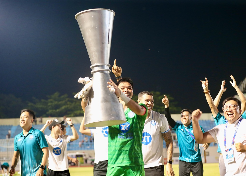 Cầu thủ Nam Định nâng cúp ‘giả’ ăn mừng chức vô địch V-League mùa thứ 2 liên tiếp - Ảnh 2.