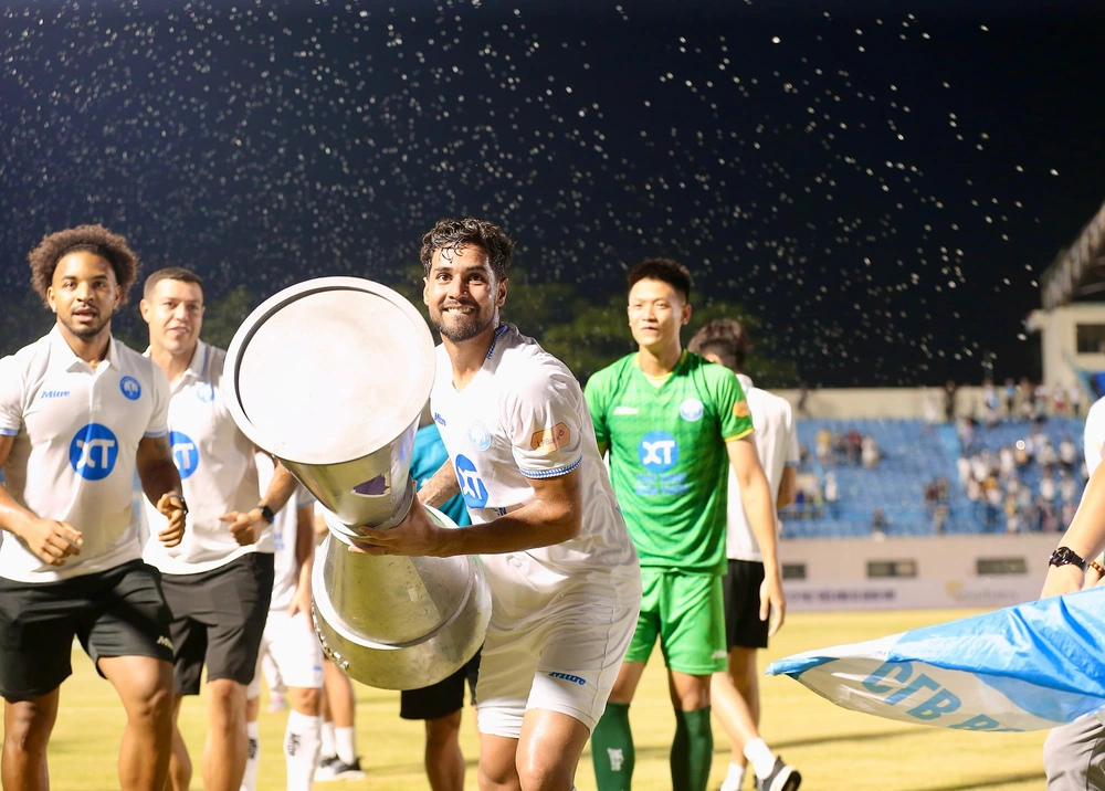 Cầu thủ Nam Định nâng cúp ‘giả’ ăn mừng chức vô địch V-League mùa thứ 2 liên tiếp - Ảnh 4.