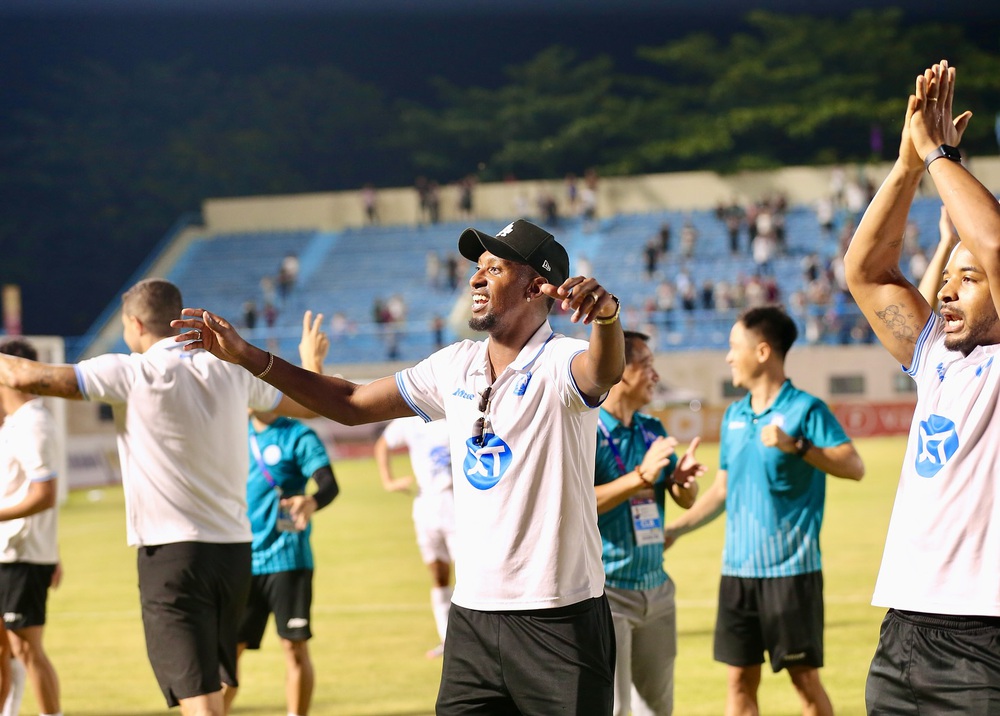 Cầu thủ Nam Định nâng cúp ‘giả’ ăn mừng chức vô địch V-League mùa thứ 2 liên tiếp - Ảnh 6.