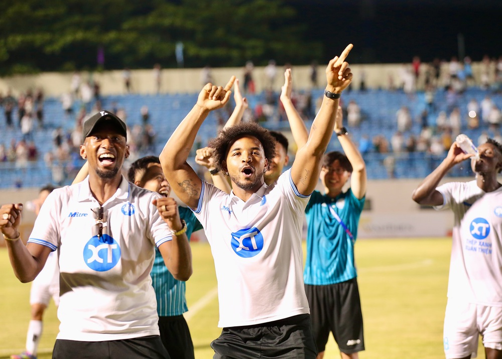Cầu thủ Nam Định nâng cúp ‘giả’ ăn mừng chức vô địch V-League mùa thứ 2 liên tiếp - Ảnh 7.