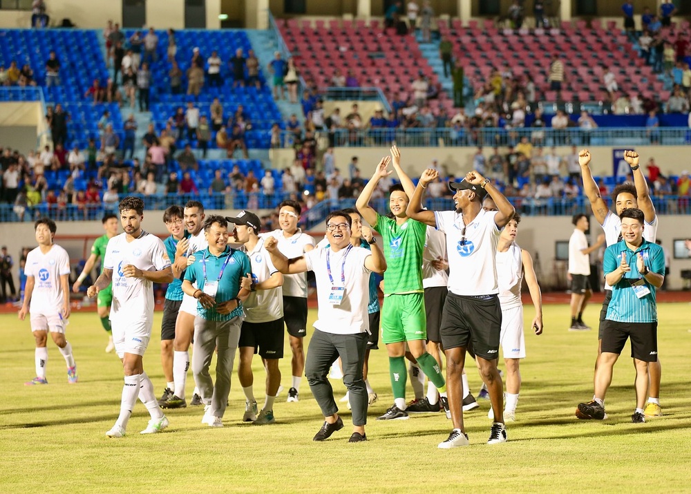 Cầu thủ Nam Định nâng cúp ‘giả’ ăn mừng chức vô địch V-League mùa thứ 2 liên tiếp - Ảnh 5.