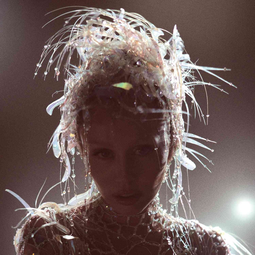 Album &quot;Something Beautiful&quot; của Miley Cyrus: Liệu pháp &quot;chữa lành&quot; bằng âm nhạc - Ảnh 2.