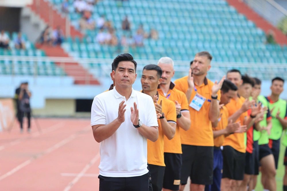 Bóng lăn trong tuần: Người lên ngựa, kẻ chia bào... - Ảnh 1. Bóng lăn trong tuần: Người lên ngựa, kẻ chia bào... - Ảnh 1.