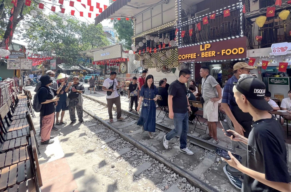 Hà Nội: Hàng trăm du khách vẫn đến "phố cà phê đường tàu" dù bị cấm - Ảnh 15. Hà Nội: Hàng trăm du khách vẫn đến "phố cà phê đường tàu" dù bị cấm - Ảnh 15.