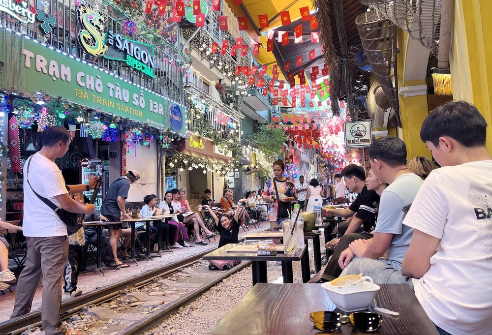 Hà Nội: Hàng trăm du khách vẫn đến "phố cà phê đường tàu" dù bị cấm - Ảnh 12. Hà Nội: Hàng trăm du khách vẫn đến "phố cà phê đường tàu" dù bị cấm - Ảnh 12.