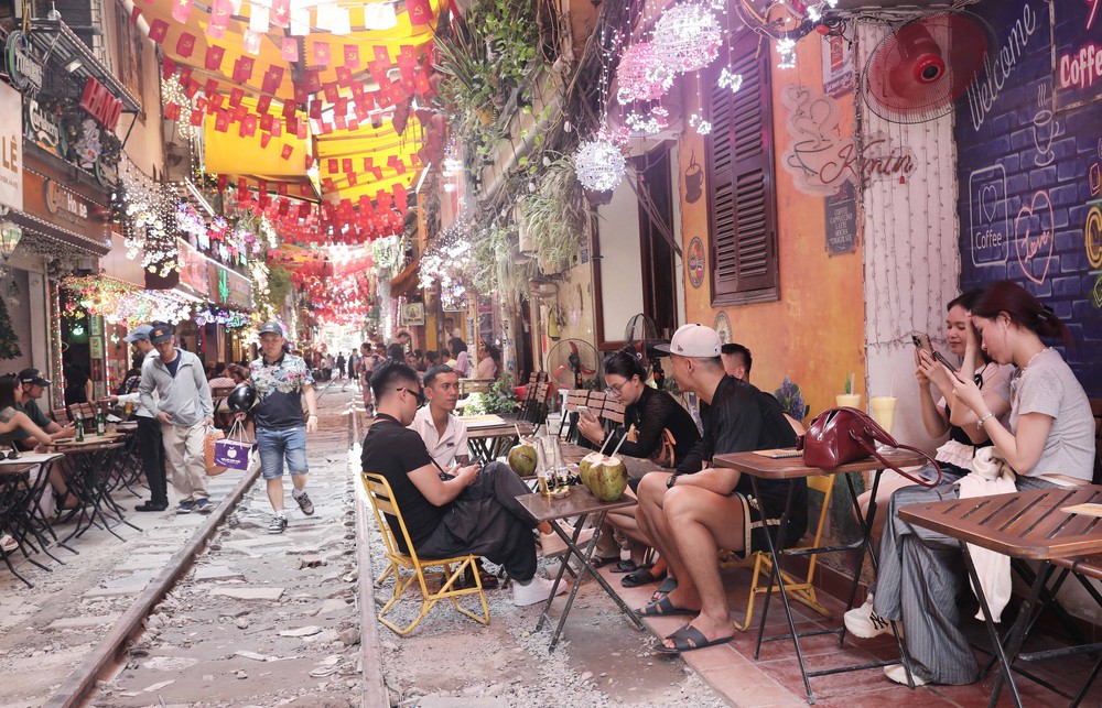 Hà Nội: Hàng trăm du khách vẫn đến "phố cà phê đường tàu" dù bị cấm - Ảnh 14. Hà Nội: Hàng trăm du khách vẫn đến "phố cà phê đường tàu" dù bị cấm - Ảnh 14.
