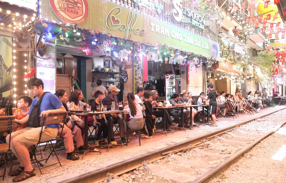 Hà Nội: Hàng trăm du khách vẫn đến "phố cà phê đường tàu" dù bị cấm - Ảnh 11. Hà Nội: Hàng trăm du khách vẫn đến "phố cà phê đường tàu" dù bị cấm - Ảnh 11.