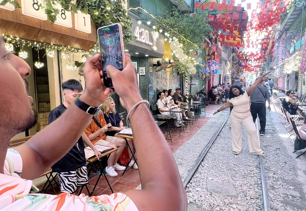 Hà Nội: Hàng trăm du khách vẫn đến "phố cà phê đường tàu" dù bị cấm - Ảnh 3. Hà Nội: Hàng trăm du khách vẫn đến "phố cà phê đường tàu" dù bị cấm - Ảnh 3.