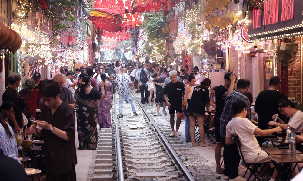 Hà Nội: Hàng trăm du khách vẫn đến "phố cà phê đường tàu" dù bị cấm - Ảnh 7. Hà Nội: Hàng trăm du khách vẫn đến "phố cà phê đường tàu" dù bị cấm - Ảnh 7.