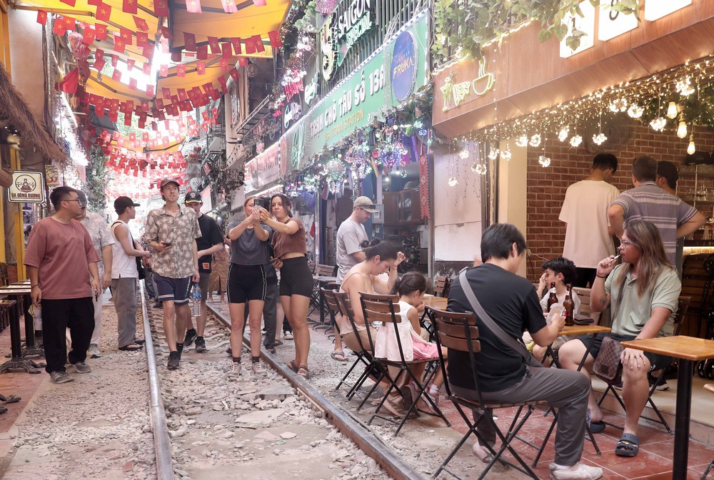 Hà Nội: Hàng trăm du khách vẫn đến "phố cà phê đường tàu" dù bị cấm - Ảnh 6. Hà Nội: Hàng trăm du khách vẫn đến "phố cà phê đường tàu" dù bị cấm - Ảnh 6.
