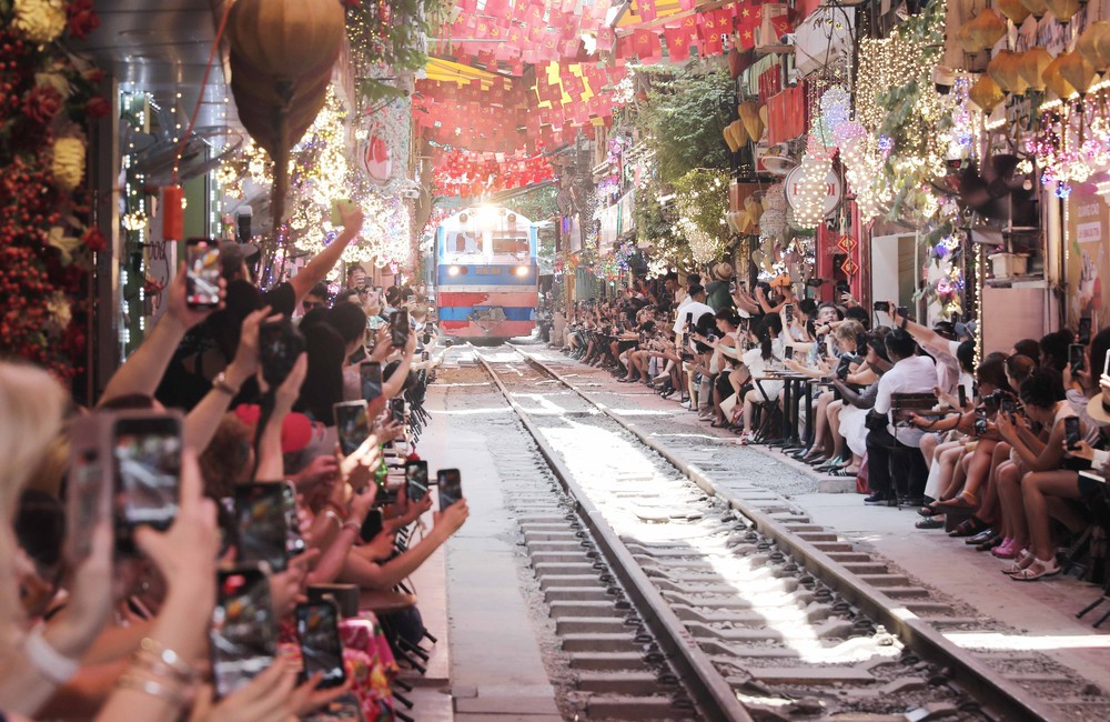 Hà Nội: Hàng trăm du khách vẫn đến "phố cà phê đường tàu" dù bị cấm - Ảnh 5. Hà Nội: Hàng trăm du khách vẫn đến "phố cà phê đường tàu" dù bị cấm - Ảnh 5.