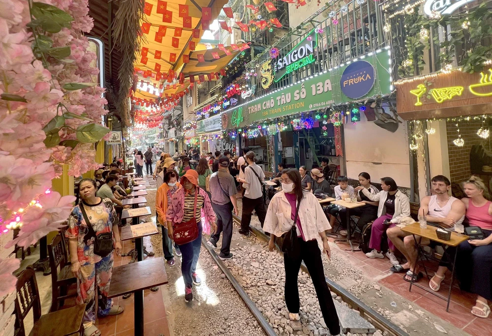 Hà Nội: Hàng trăm du khách vẫn đến "phố cà phê đường tàu" dù bị cấm - Ảnh 1. Hà Nội: Hàng trăm du khách vẫn đến "phố cà phê đường tàu" dù bị cấm - Ảnh 1.