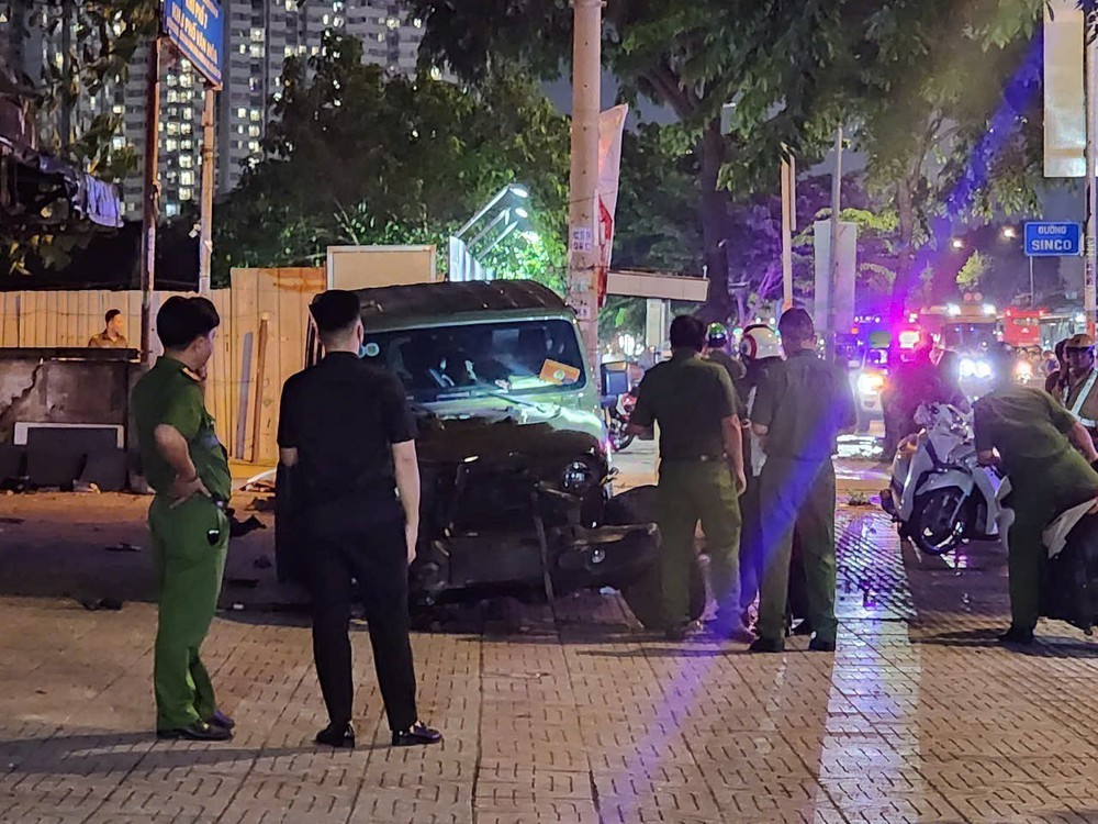 TP. Hồ Chí Minh: Ô tô gây tai nạn liên hoàn, 2 người tử vong - Ảnh 2. TP. Hồ Chí Minh: Ô tô gây tai nạn liên hoàn, 2 người tử vong - Ảnh 2.