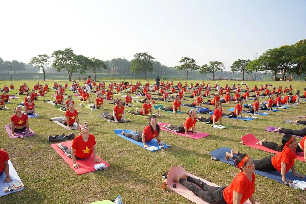 Gần 2.000 người tham dự Festival Chào mừng ngày Quốc tế Yoga - Ảnh 4.