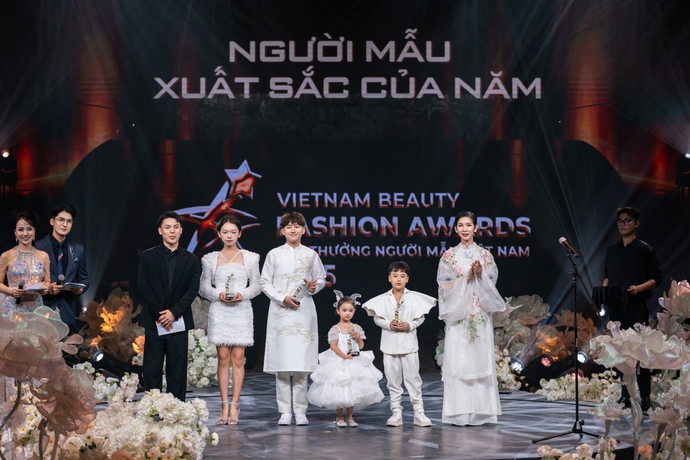 Mẫu nhí Tuấn Khải đoạt giải “Người mẫu nhí xuất sắc nhất của năm” tại Vietnam Beauty Fashion Awards 2025 - Ảnh 1. Mẫu nhí Tuấn Khải đoạt giải “Người mẫu nhí xuất sắc nhất của năm” tại Vietnam Beauty Fashion Awards 2025 - Ảnh 1.