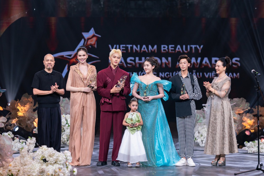 Người mẫu nhí Cherry Thiên Kim lập "cú hat-trick" tại Vietnam Beauty Fashion Awards 2025 - Ảnh 2. Người mẫu nhí Cherry Thiên Kim lập "cú hat-trick" tại Vietnam Beauty Fashion Awards 2025 - Ảnh 2.