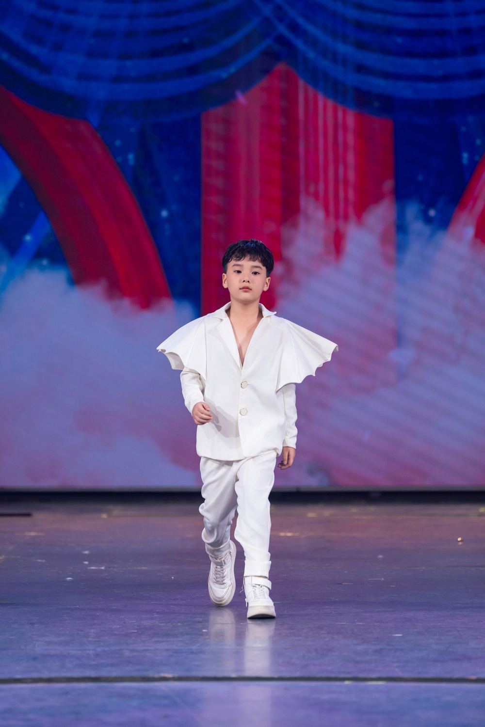 Mẫu nhí Tuấn Khải đoạt giải “Người mẫu nhí xuất sắc nhất của năm” tại Vietnam Beauty Fashion Awards 2025 - Ảnh 2. Mẫu nhí Tuấn Khải đoạt giải “Người mẫu nhí xuất sắc nhất của năm” tại Vietnam Beauty Fashion Awards 2025 - Ảnh 2.