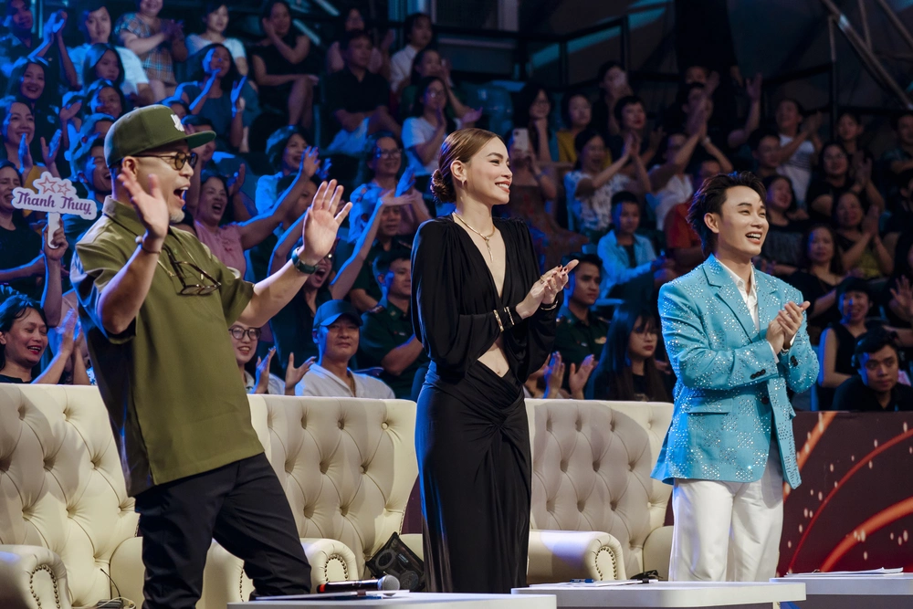 'Điểm hẹn tài năng': Phần trình diễn khiến ban giám khảo không thể ngồi yên trong Liveshow 2 - Ảnh 4. 'Điểm hẹn tài năng': Phần trình diễn khiến ban giám khảo không thể ngồi yên trong Liveshow 2 - Ảnh 4.
