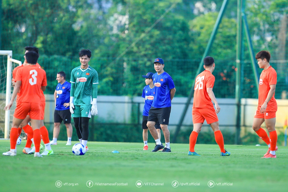 HLV Kim Sang Sik ấn tượng với Thái Lan và Indonesia tại giải U23 Đông Nam Á - Ảnh 1. HLV Kim Sang Sik ấn tượng với Thái Lan và Indonesia tại giải U23 Đông Nam Á - Ảnh 1.
