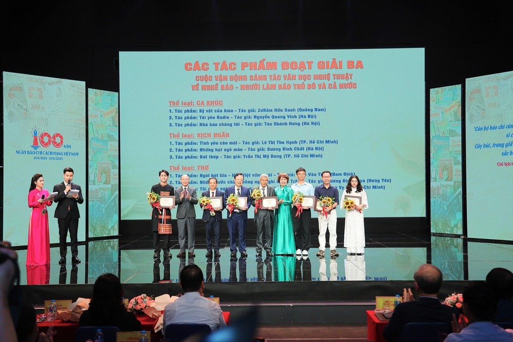 Trao 30 giải thưởng cho các tác phẩm văn học nghệ thuật về nghề báo - người làm báo - Ảnh 3.