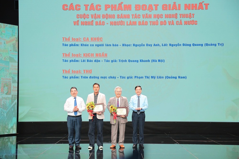 Trao 30 giải thưởng cho các tác phẩm văn học nghệ thuật về nghề báo - người làm báo - Ảnh 1.