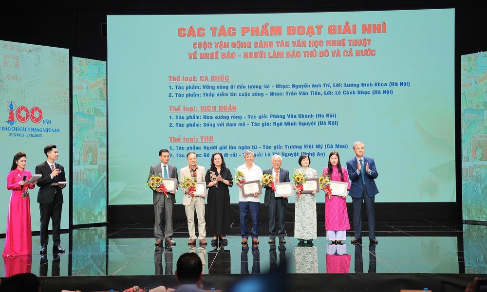 Trao 30 giải thưởng cho các tác phẩm văn học nghệ thuật về nghề báo - người làm báo - Ảnh 2.