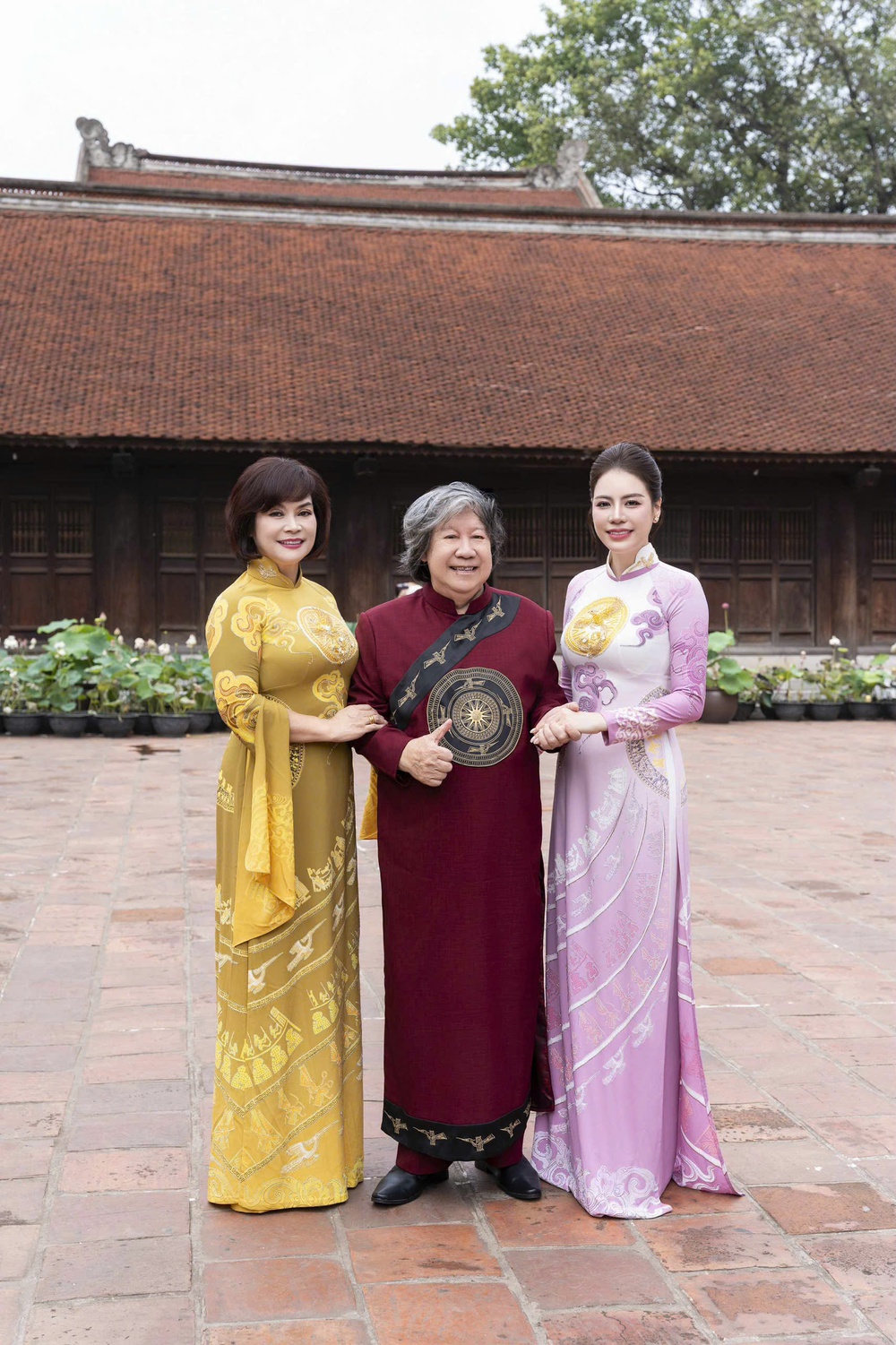 NTK Thoa Trần đưa truyền thuyết Tiên Rồng vào BST áo dài mới  - Ảnh 3.