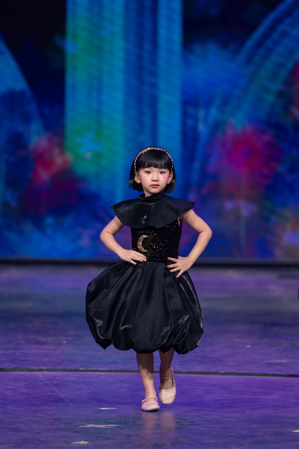 Model nhí Nhã Tâm gây bất ngờ vì độ chuyên nghiệp trên sàn diễn - Ảnh 2.