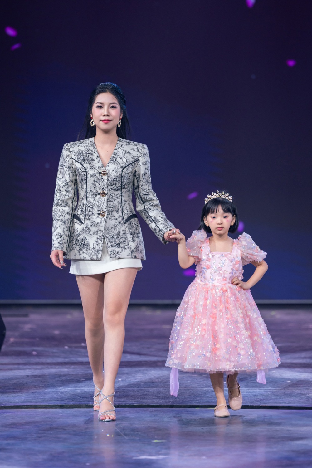 Model nhí Nhã Tâm gây bất ngờ vì độ chuyên nghiệp trên sàn diễn - Ảnh 4.