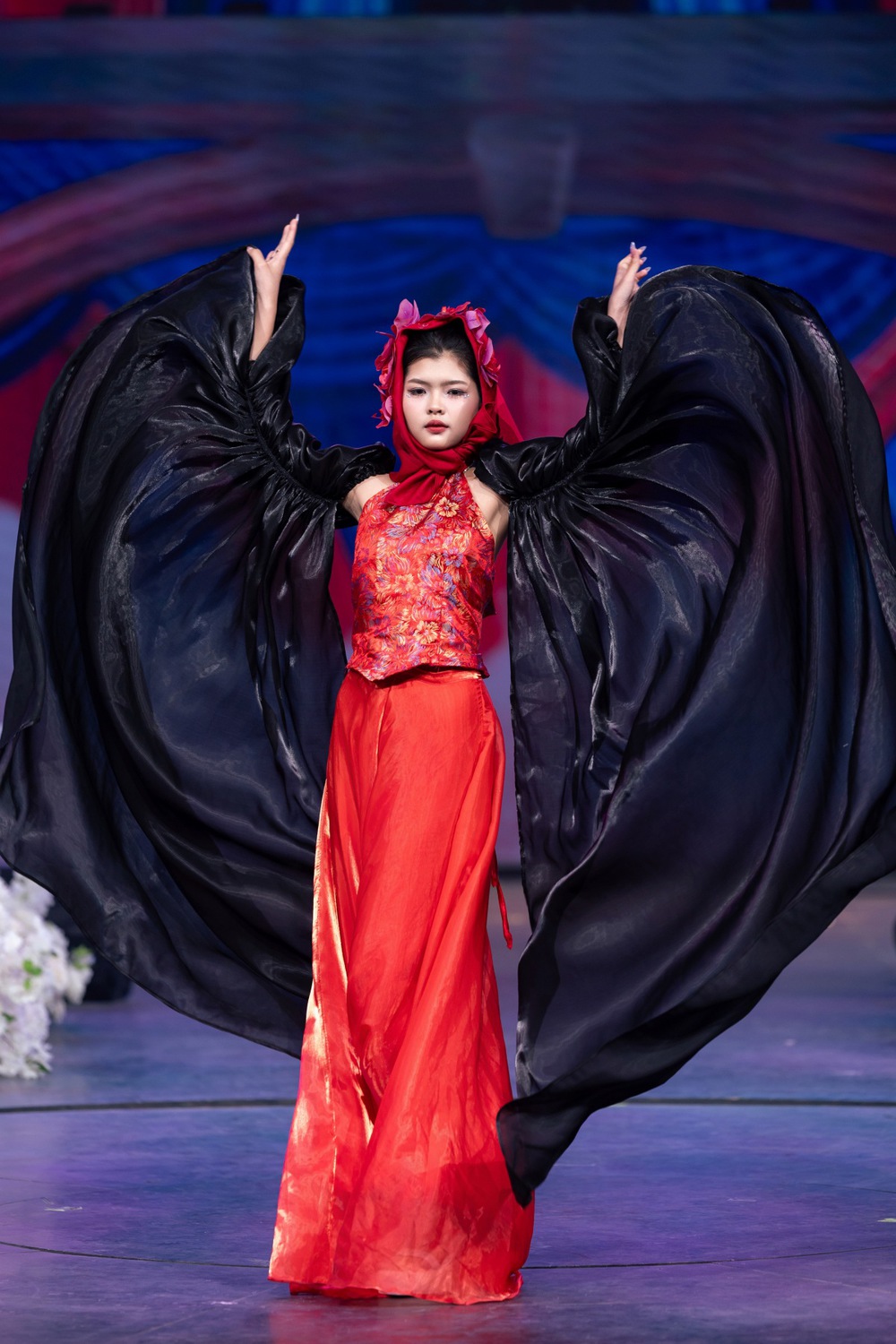 Phạm Quỳnh Anh ghi điểm với màn trình diễn ấn tượng tại Vietnam Beauty Fashion Awards 2025 - Ảnh 2.