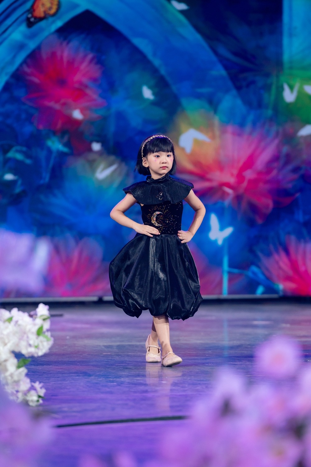 Model nhí Nhã Tâm gây bất ngờ vì độ chuyên nghiệp trên sàn diễn - Ảnh 3.