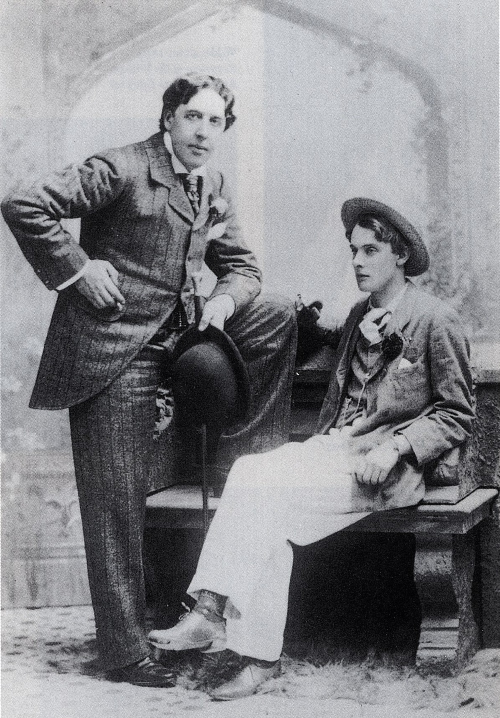Thư viện Anh khôi phục thẻ đọc cho Oscar Wilde sau... 130 năm - Ảnh 1. Thư viện Anh khôi phục thẻ đọc cho Oscar Wilde sau... 130 năm - Ảnh 1.