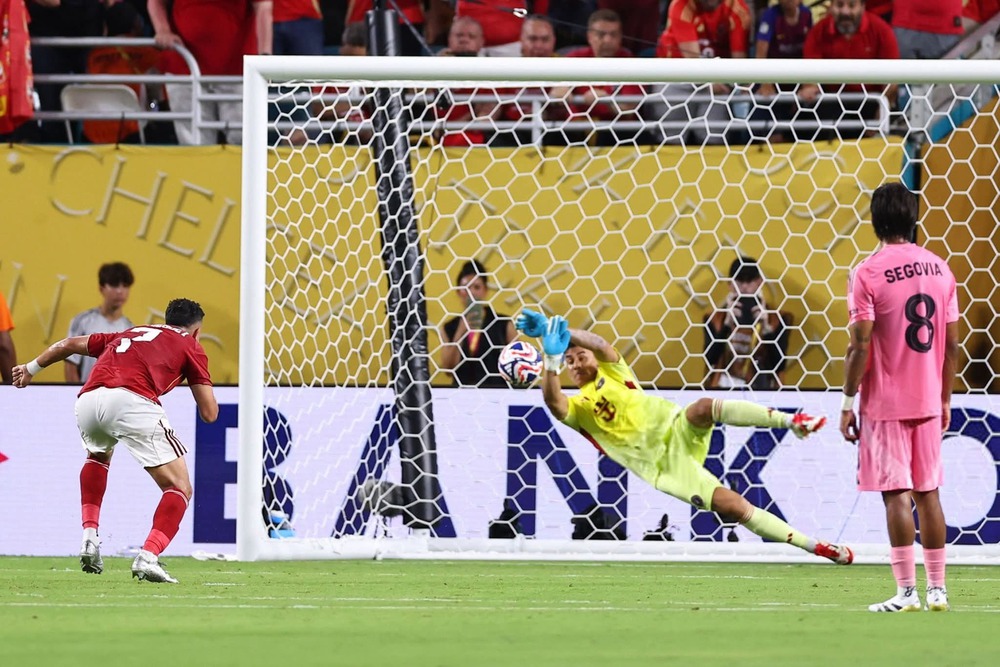Tiền đạo bị phạt vì đá hỏng phạt đền trước đội bóng của Messi - Ảnh 1.