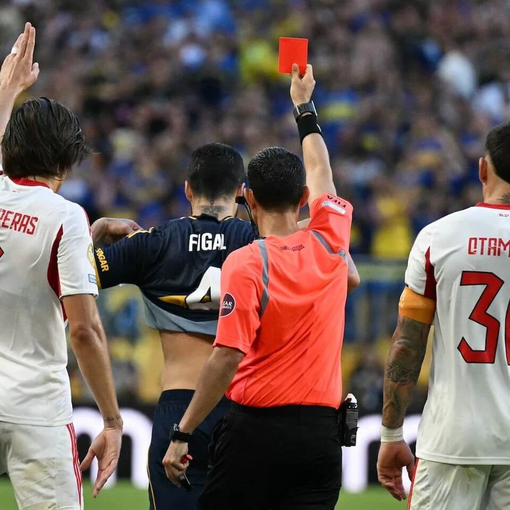 Trận cầu hỗn loạn nhất ở FIFA Club World Cup với 3 thẻ đỏ, cựu sao MU bị trọng tài trừng phạt - Ảnh 4.