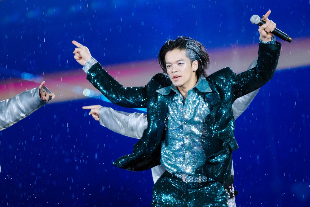 (S)TRONG "bùng nổ" dưới mưa trong concert Anh Trai: Tài năng không lùi bước trước thử thách - Ảnh 1. (S)TRONG "bùng nổ" dưới mưa trong concert Anh Trai: Tài năng không lùi bước trước thử thách - Ảnh 1.