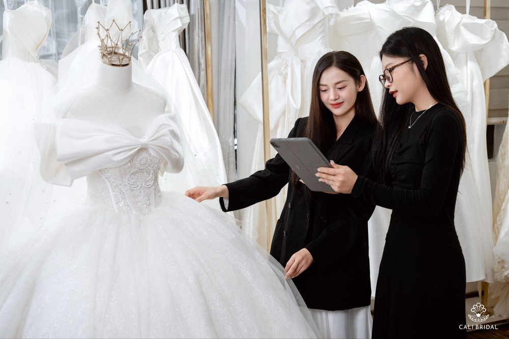 Tôn lên vẻ đẹp rạng ngời trong váy cưới cùng stylist Cali Bridal - Ảnh 1. Tôn lên vẻ đẹp rạng ngời trong váy cưới cùng stylist Cali Bridal - Ảnh 1.