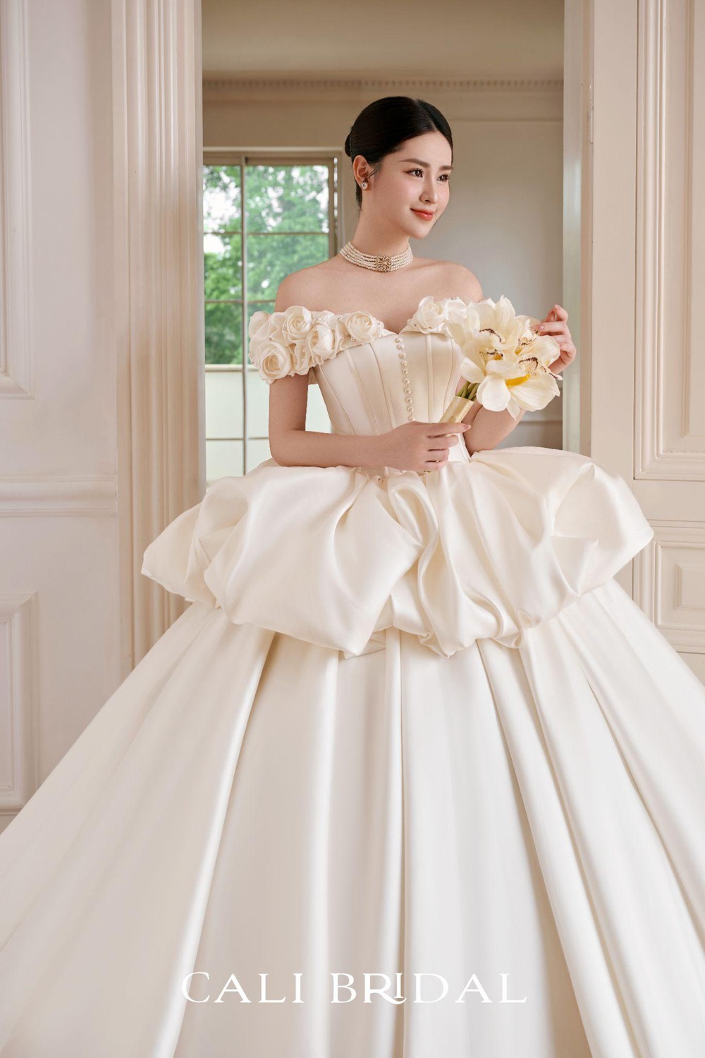Tôn lên vẻ đẹp rạng ngời trong váy cưới cùng stylist Cali Bridal - Ảnh 3. Tôn lên vẻ đẹp rạng ngời trong váy cưới cùng stylist Cali Bridal - Ảnh 3.
