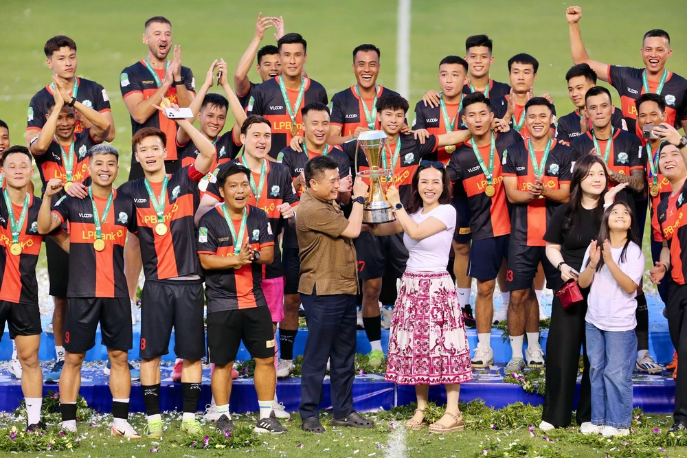 Sự việc-Ý kiến: Bóng đá Hà Nam Ninh lên ngôi - Ảnh 1. Sự việc-Ý kiến: Bóng đá Hà Nam Ninh lên ngôi - Ảnh 1.