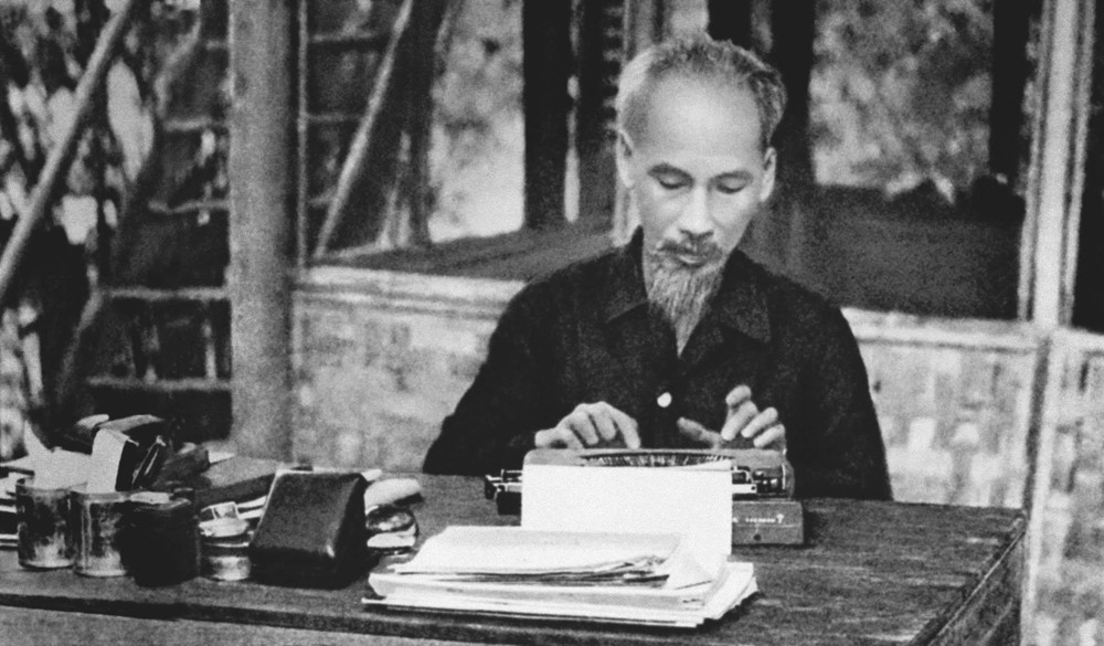 Chủ tịch Hồ Chí Minh - nhà báo lớn, người thầy vĩ đại của báo chí cách mạng Việt Nam - Ảnh 1.
