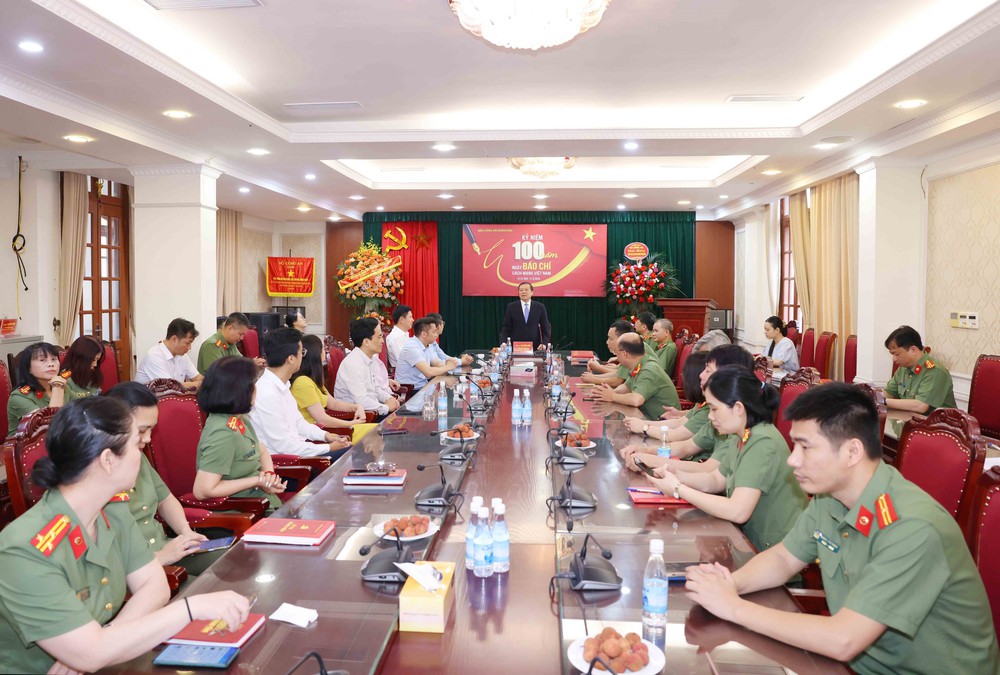 Lãnh đạo Ban Tuyên giáo và Dân vận Trung ương chúc mừng TTXVN và các Cơ quan báo chí - Ảnh 3. Lãnh đạo Ban Tuyên giáo và Dân vận Trung ương chúc mừng TTXVN và các Cơ quan báo chí - Ảnh 3.