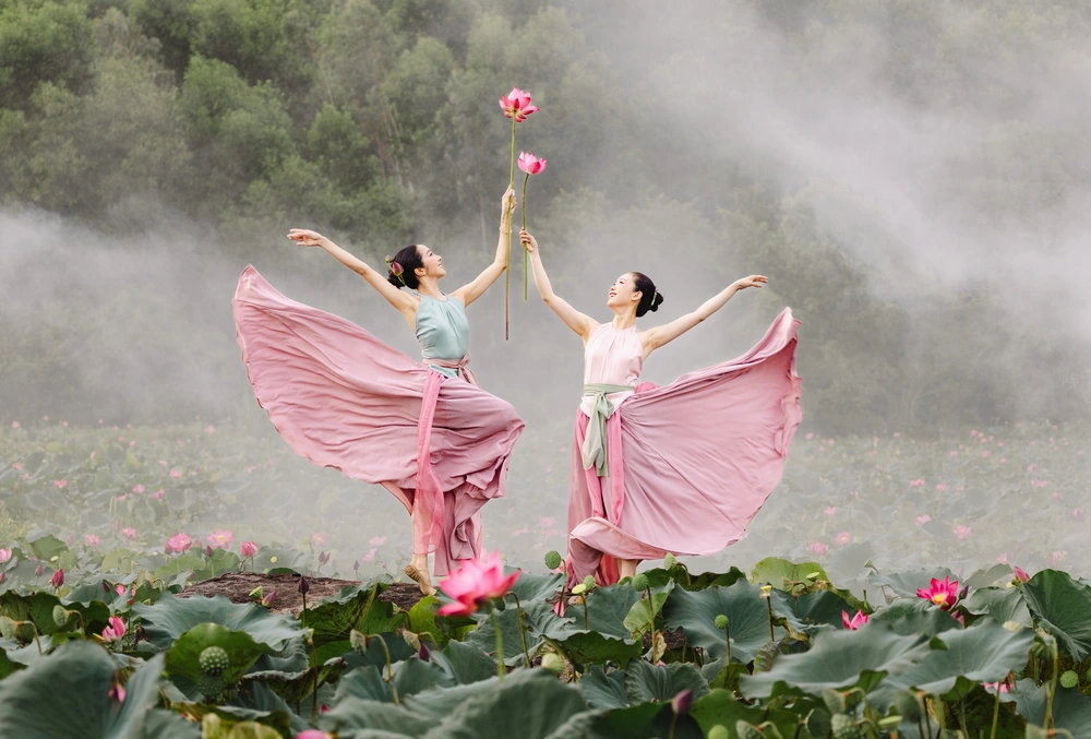 Hành trình nhiếp ảnh miền Trung: Khi đầm sen Trà Lý và văn hóa Chăm vào khung hình - Ảnh 2. Hành trình nhiếp ảnh miền Trung: Khi đầm sen Trà Lý và văn hóa Chăm vào khung hình - Ảnh 2.